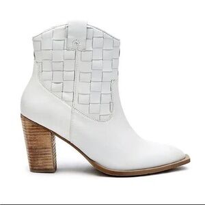 EUC size 7 woman’s White Matisse Dawn woven boots worn once